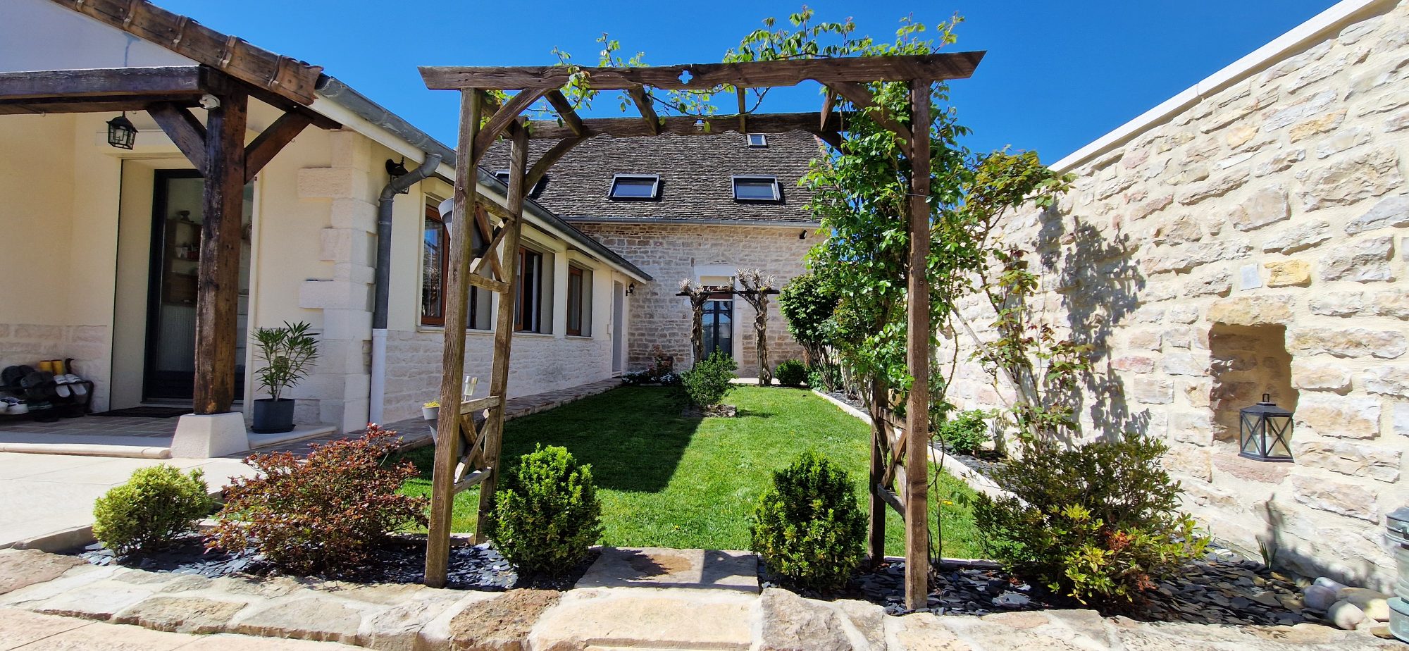 Maison en pierre — Saint-Marcel